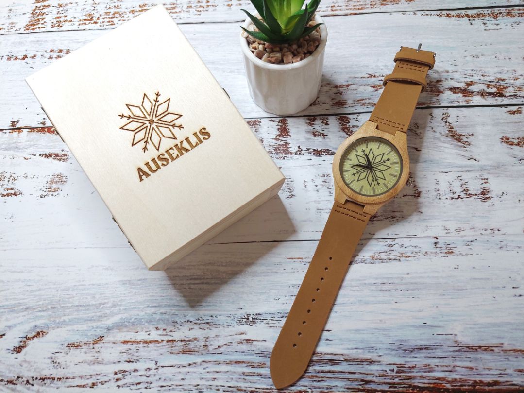 Koka rokas pulkstenis ar latvju zīmi Ausekli