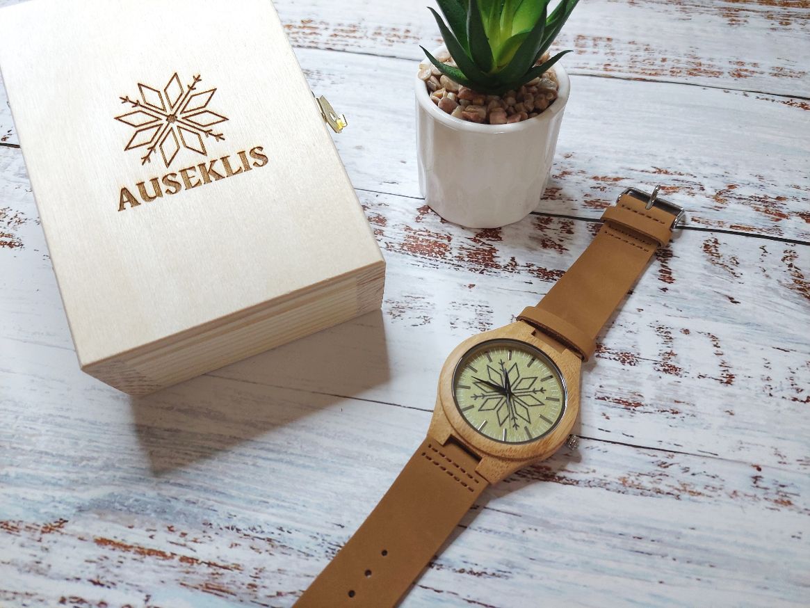 Koka rokas pulkstenis ar latvju zīmi Ausekli