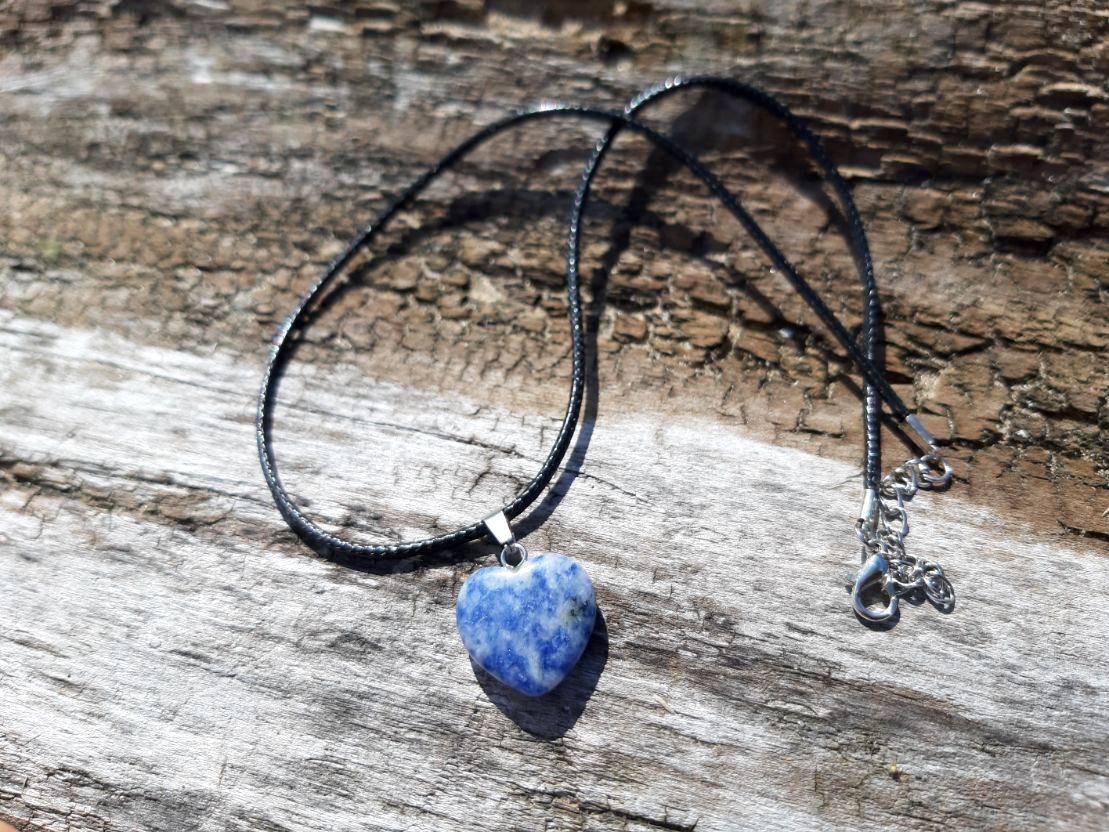 sodalīta kulons sirds formā dabīgie akmeņi
