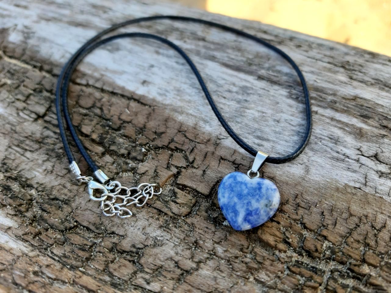 sodalīta kulons sirds formā dabīgie akmeņi