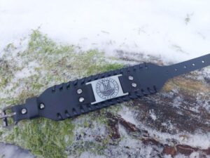 Vikingu stila rokassprādze aizsardzības rūnas ķeltu spēks Tora āmurs