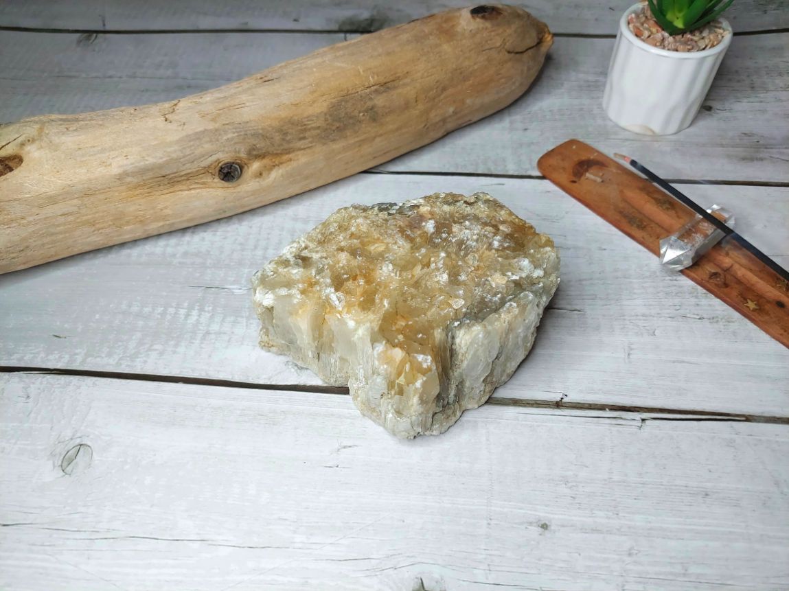 Selenīta kristāls dabīgs selenīta akmens minerāli