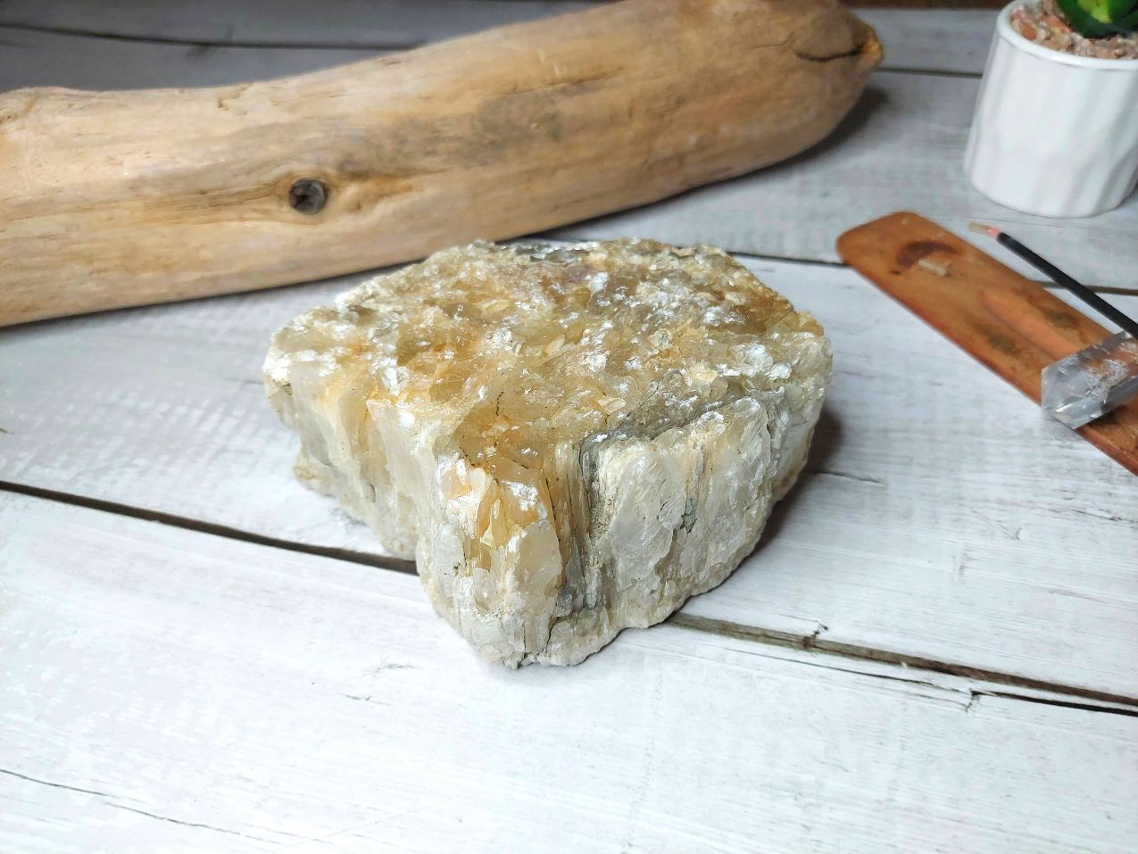 Selenīta kristāls dabīgs selenīta akmens minerāli