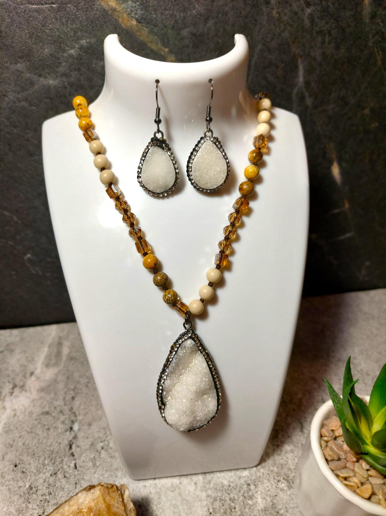 Kvarca drūza dabīgie akmeņi