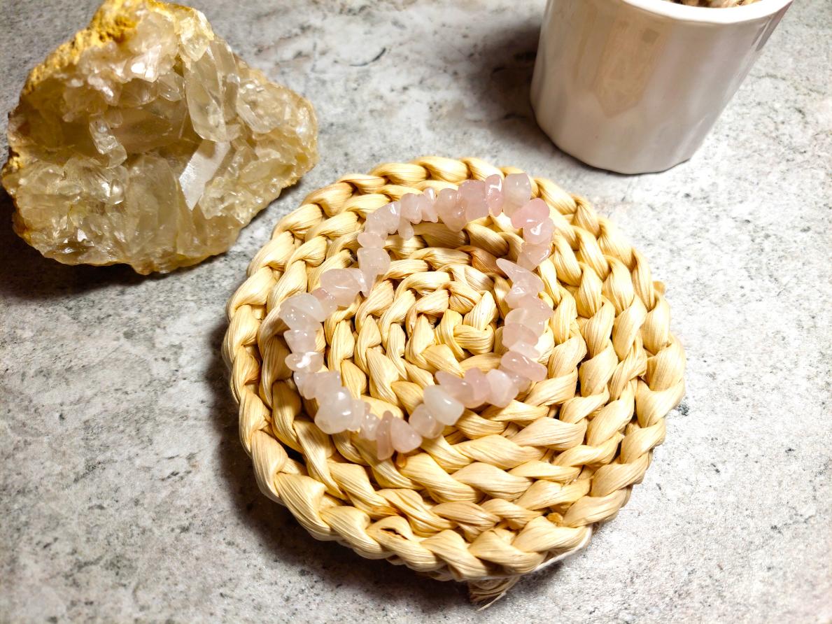 rozā kvarca rokassprādze