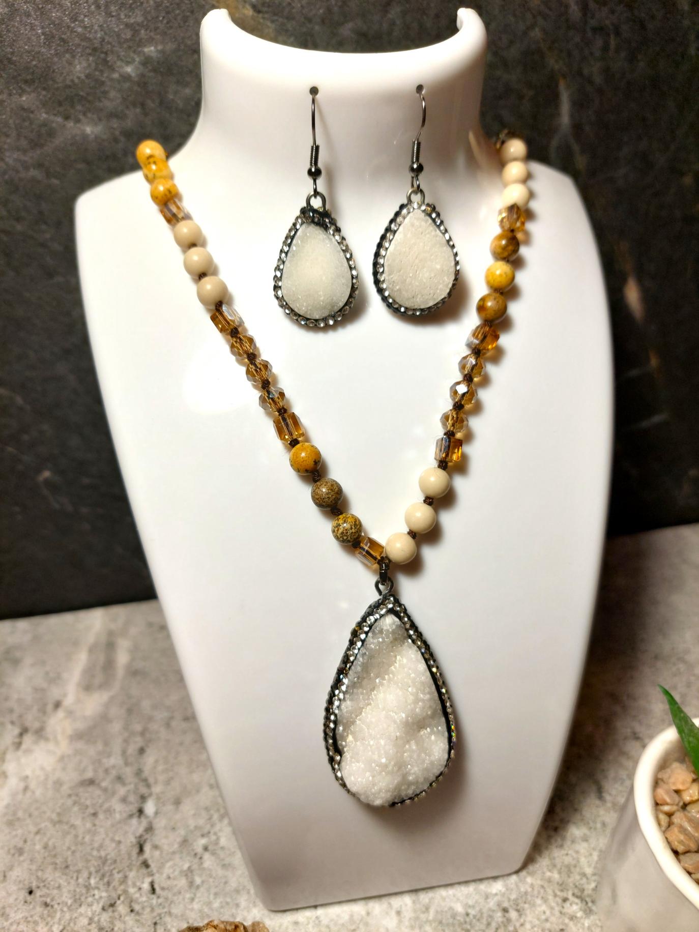 Kvarca drūza dabīgie akmeņi