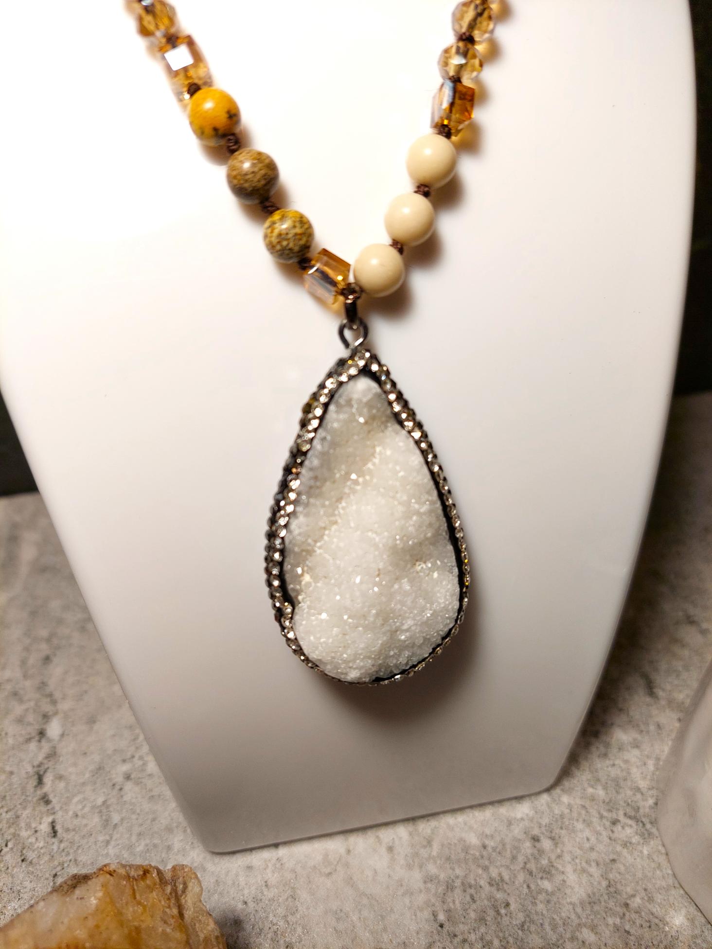 Kvarca drūza dabīgie akmeņi