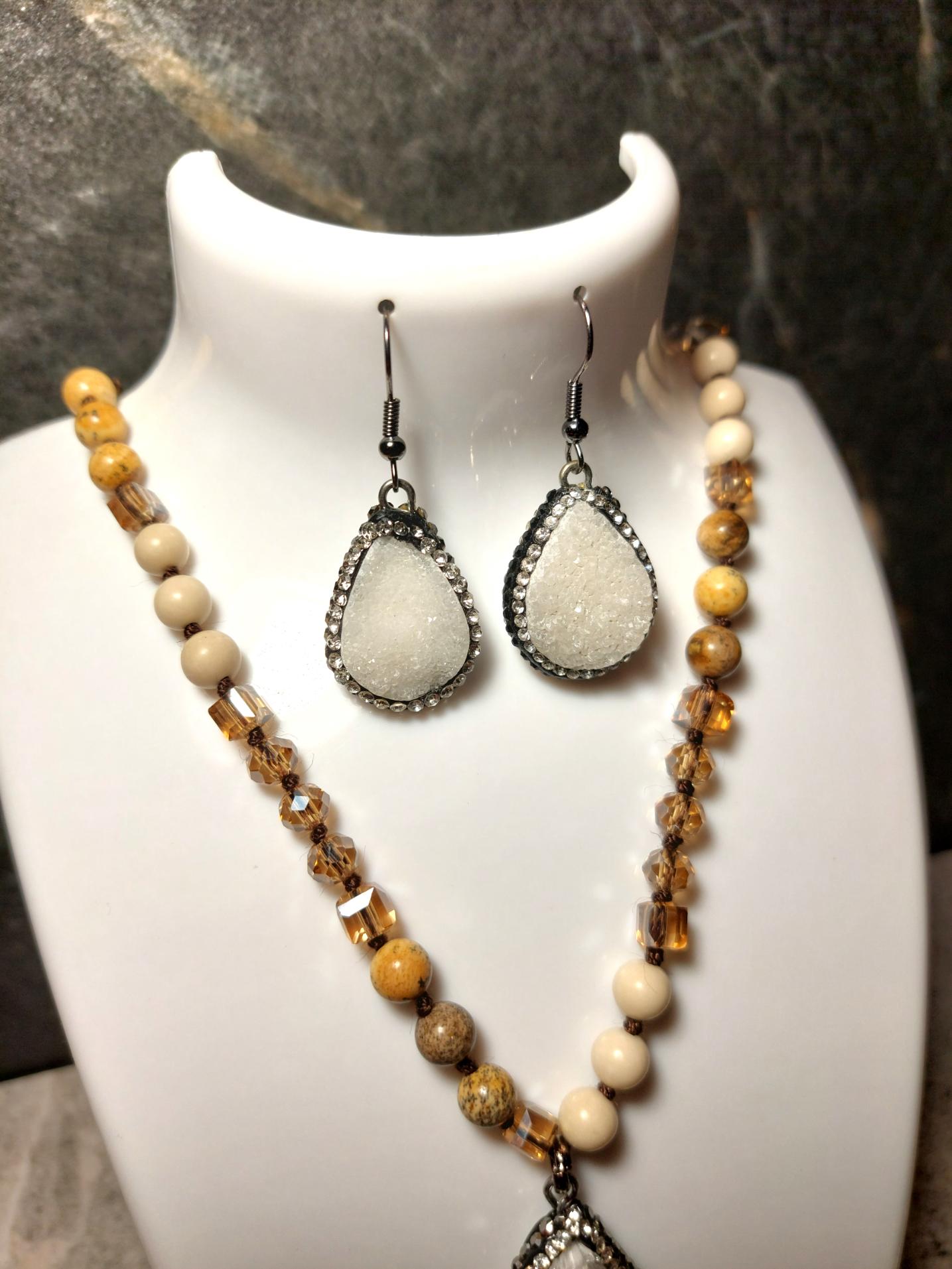 Kvarca drūza dabīgie akmeņi