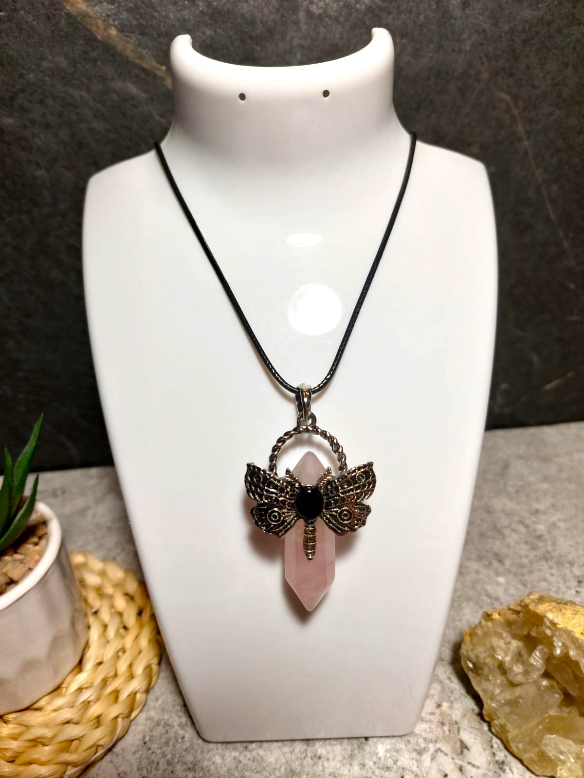 Rozā Kvarca Taureņa kulons