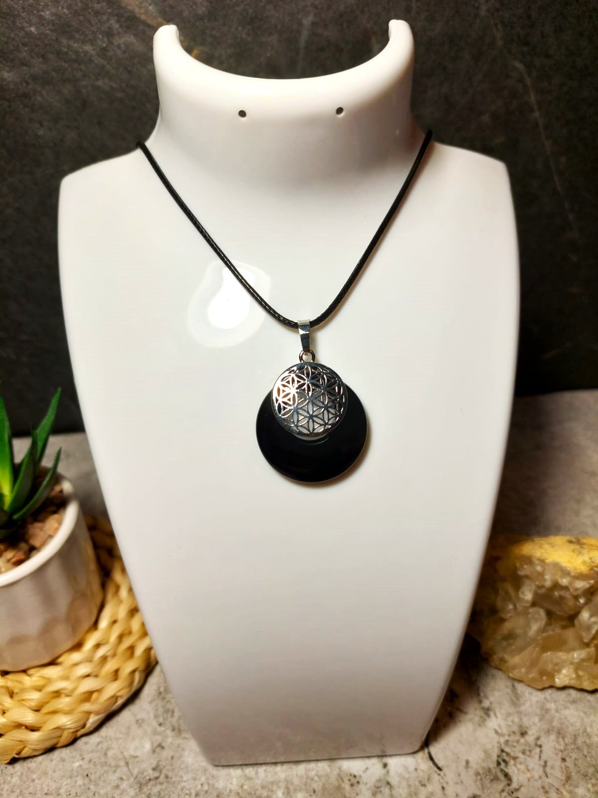 Melnā Obsidiāna kulons Dzīvības zieds