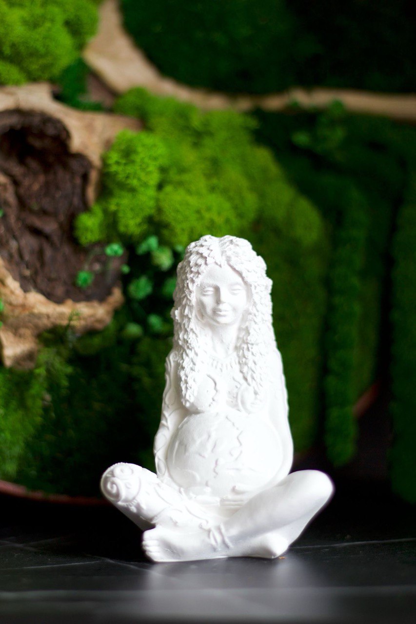 Balta statuete “Zemes Māte”